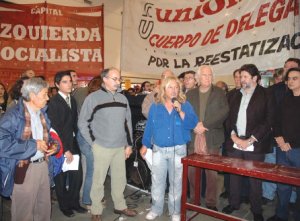 Acto-conferencia  en la estación  Once, lunes 5,  anunciando la  salida del tren  de este jueves.  Rubén “Pollo”  Sobrero hace  uso de la palabra  en nombre de  los cuerpos de  delegados  ferroviarios,  acompañado  de dirigentes  políticos y  sindicales.