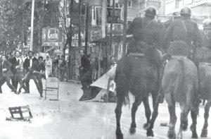 Cordobazo, 1969. Manifestantes enfrentando a la polic�a