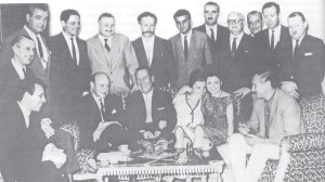 Reuni�n en Madrid en 1964. Sentado a la derecha, Vandor. En el sof�, Delia de Parodi, Isabel Per�n y Solano Lima. Sentado a la izquierda, el telef�nico Julio Guill�n. Parados atr�s, Elpidio Torres (tercero a la izquierda), Ger�nimo Izzeta, Antonio Cafiero, Adolfo Cavalli y Armando Cabo (segundo a la derecha), entre otros