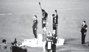 En las Olimp�adas de Mexico 1968, los atletas estadounidenses negros Tommie Smith y John Carlos ganaron los 200 metros. Subieron al podio descalzos y saludaron con el pu�o cerrado y cubierto con un guante negro. El Comit� Ol�mpico Internacional los expuls�