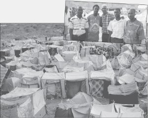 Campamento de refugiados en Hait�. Dirigentes de la organizaci�n ROZO y de la LST de Dominicana, llevando ayuda solidaria a los damnificados (foto arriba)