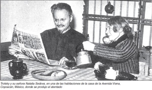 Trotsky y su seora Natalia Sedova, en un a de las habitaciones de la casa de la Avenida Viena, Coyoacn, Mxico, donde se produjo el atentado