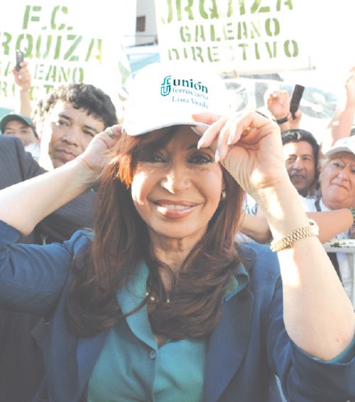 La presidente con la gorra de la lista Verde de la patota de Pedraza