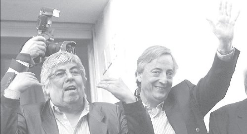 Hugo Moyano y Nstor Kirchner en un acto en la sede de la CGT