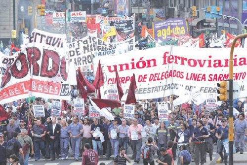 Columna ferroviaria en la marcha a Plaza de Mayo. La bandera del Sarmiento exige la reestatizacin.