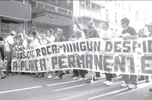 Trabajadores tercerizados del ferrocarril Roca reclamando el pase a planta permanente en la marcha a Plaza de Mayo que repudi el asesinato de Mariano Ferreyra