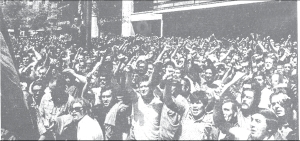 Trabajadores de Mercedes Benz piden el reconocimiento de la Comisin Interna frente a su casa central. Octubre de 1975.