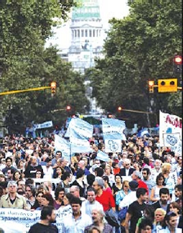 Miles marchando desde el Congreso hasta Plaza de Mayo