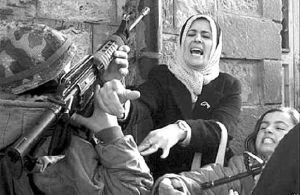 Escena cotidiana en Hebrn: soldado israel impide el paso de madre e hija palestina