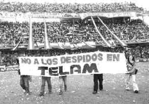Trabajadores de Telam llevando sus reclamos a los estadios de futbol