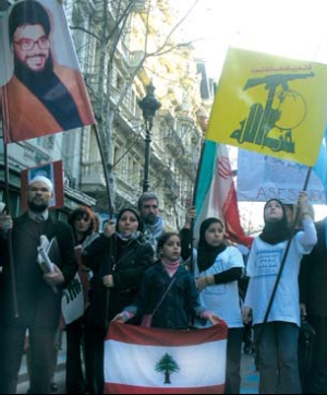 Imagen de la marcha en Capital portando pancartas de Hassan Nasrallah, lder de Hezbollah