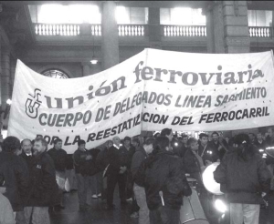 Ferroviarios del Mitre (arriba) y el Sarmiento (abajo) protestando recientemente en Retiro