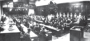 Vista general de la sala. A la izquierda, los jueces. Enfrente, los jerarcas nazis con una custodia militar detrs.