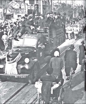 1949. Las tropas del ejrcito guerrillero de Mao entrando a Pekin