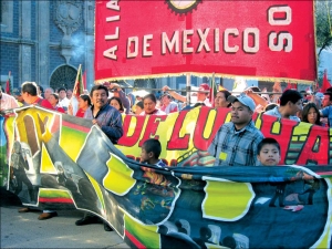 La Asamblea Popular de los Pueblos de Oaxaca (APPO), encabezando una de las tantas marchas