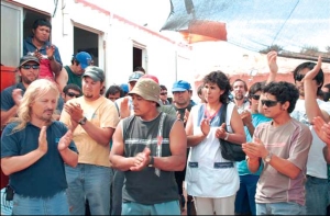 Sobrero (izq.) y la docente Anglica Laguna junto a trabajadores petroleros