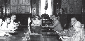 Gobierno de Isabel Pern. A la izquierda se los ve a Carlos Ruckauf y Antonio Cafiero junto a Isabelita (1975)