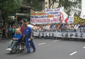 Sobrero, en silla de ruedas, en la marcha a Plaza de Mayo en el quinto aniversario del Argentinazo (20/12/06)