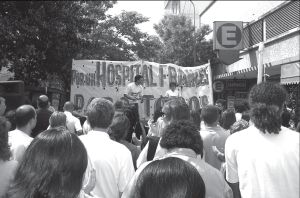 Vista de un acto de protesta frente al hospital