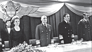 Isabel Pern junto a los genocidas Fautario, Massera y Videla. Julio de 1975