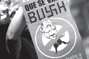 Pancarta de un manifestante latinoamericano anti Bush