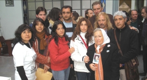 Sandra Rodrguez, esposa de Carlos (centro), junto a Nora Cortias , una delegacin de Izquierda Socialista encabezada por el Pollo Sobrero, y Alcides Christiansen