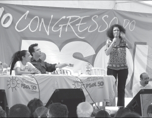 Silvia Santos exponiendo sobre la tesis de la CST en el Congreso. En la mesa, Heloisa Helena y Roberto Robaina (MES)