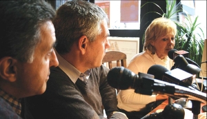 Olivero hablando ante un medio de prensa, junto a Salas y Pitrola