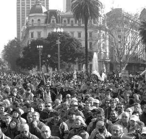Multitudinaria marcha de los trabajadores telefnicos en Plaza de Mayo