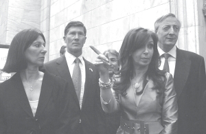 Cristina (junto al presidente y la ex ministra Miceli), en la bolsa de Nueva York, 2006. Su candidatura ya fue bendecida en el pas del norte