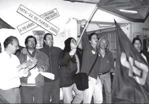 Delegados del Sarmiento nucleados en la Bord, en momentos en que le ganaron a la burocracia de Pedraza en 2006 (Foto de archivo de El Socialista)