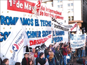 Trabajadores en lucha junto a las nuevas conducciones combativas en una acto del 1 de mayo en Plaza de Mayo