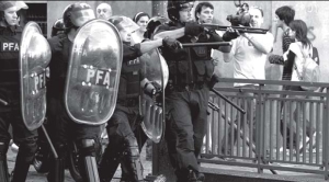 Polica Federal tirando contra los manifestantes