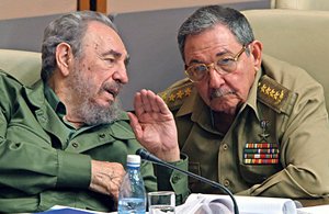 Fidel Castro y su hermano Ral en el parlamento cubano