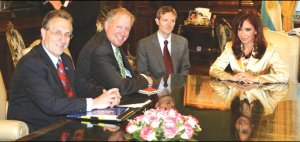 Cristina Kirchner junto al embajador de Estados Unidos en Argentina, Anthony Wayne y Thomas Shannon