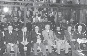 Menendez, a la derecha, sentado en el banquillo de los acusados. Foto actual del juicio