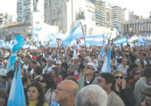 Vista del masivo acto en Rosario. All se alert, que ante la intransigencia del gobierno, poda volver la protesta