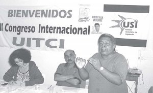 Orlando Chirino haciendo uso de la palabra en una de las sesiones. Coordinando la mesa, Silvia Santos (Brasil), junto a Enrique Chacn, de Per