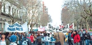 Docentes bonaerenses marchando en La Plata