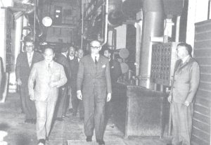 El presidente Frondizi (en el centro de la foto) en una destilera en Comodoro Rivadavia en 1959
