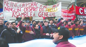 Trabajadores del neumtico en protesta frente al Ministerio de Trabajo