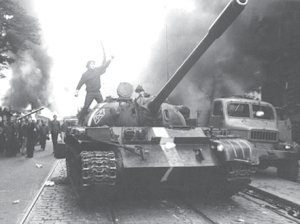 Los tanques rusos entran en Praga. La juventud checa discute con los tanquistas