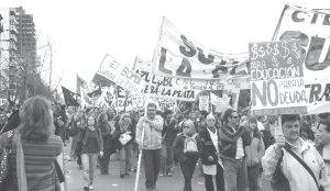 Reciente marcha de docentes y estatales en La Plata