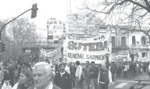 Vista de una de las recientes marchas de docentes y estatales en La Plata