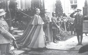 El arzobispo Eugenio Pacelli saliendo del palacio presidencial en Berln, en 1929