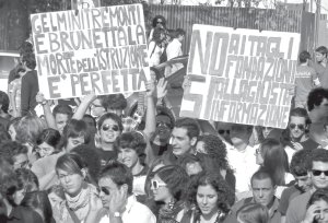 Pancarta de estudiantes italianos que dice: No al recorte para la educacin. S a la justa informacin.