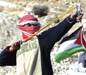 Jven palestino apunta con su honda durante una protesta contra los soldados israeles por la invasin en Gaza. Hebrn, Cisjordania. Enero 2009