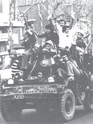Milicianos iranes festejando la ocupacin de la Savak. Febrero 1979