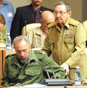 Fidel y Ral Castro elogian al modelo capitalista chino