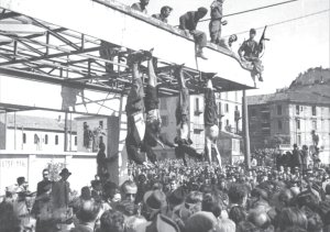 Abril 1945. Los cuerpos colgadosde Mussolini, su amante y otros fascistas, exhibidos en Miln en una estacin de servicio. 